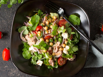 Ensalada mediterránea de atún y garbanzos