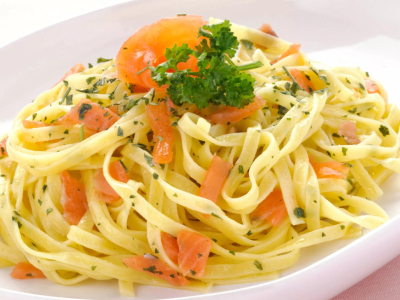 Salmón con pasta casera