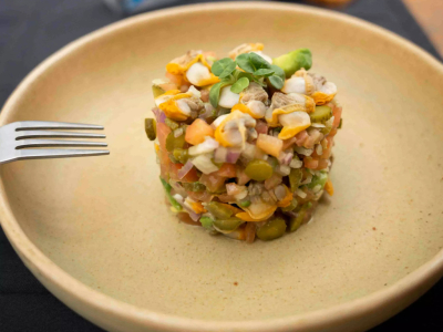 Tartar de berberechos con aguacate y tomate