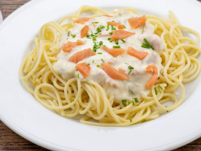 Espaguetti con salsa de queso crema y salmón