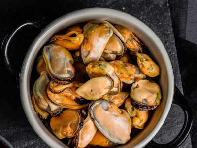 Mejillones salteados con ajo y perejil