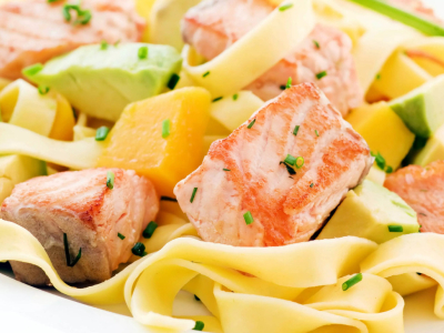 Tallarines de salmón y salsa de mango