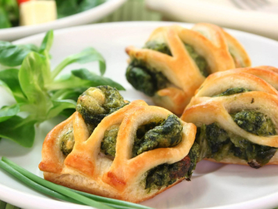 Empanadillas de espinacas con pasas y piñonnes